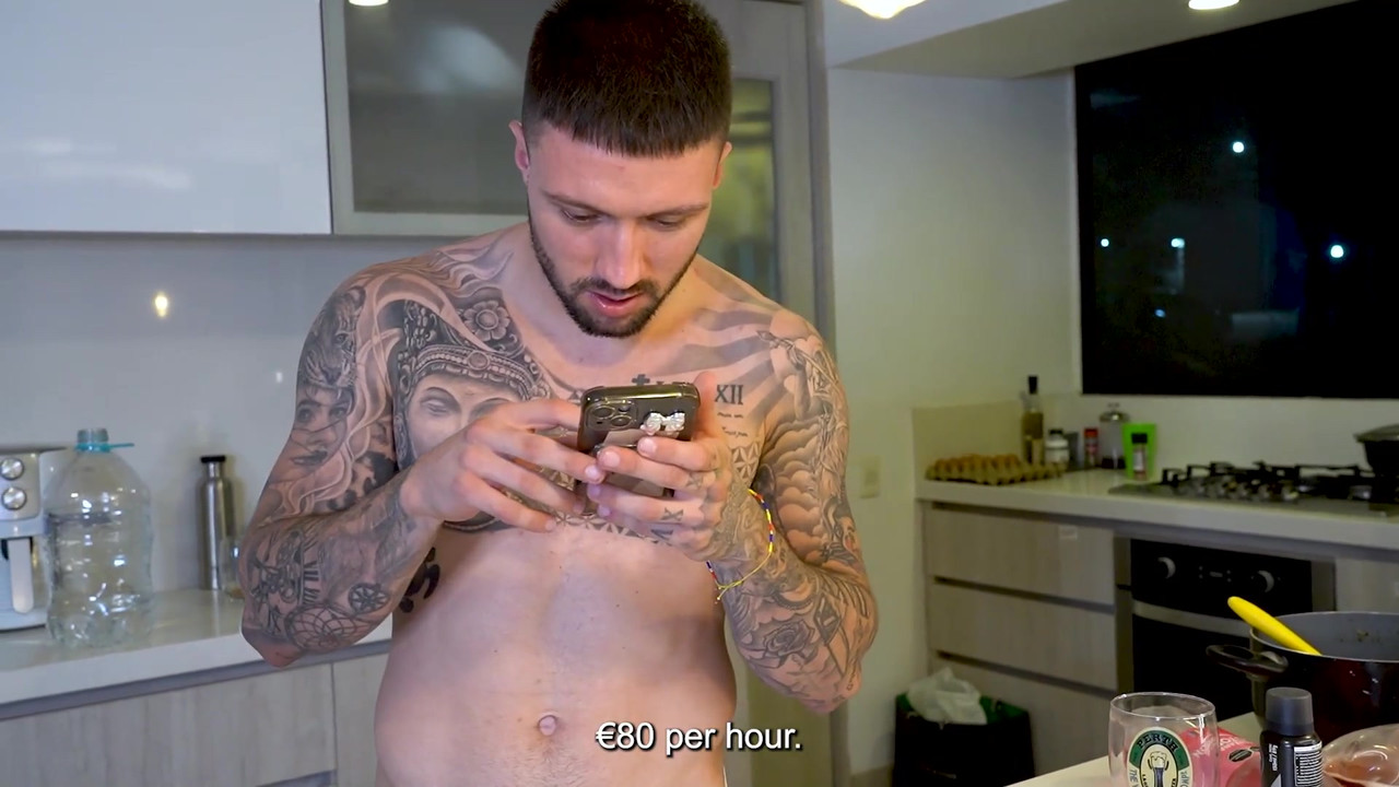 18 岁的哥伦比亚继妹趁父母不在的时候操她姐夫的绿帽奴！Naty delgado和rauls Bud