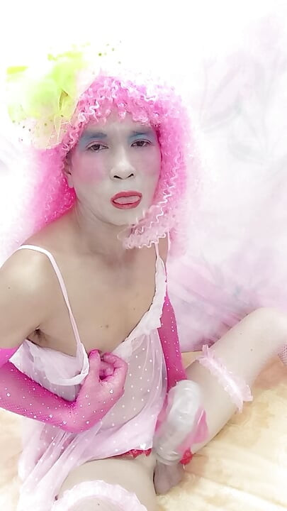 Oanh Le transgénero con ropa sexy con copas de selfie tinh