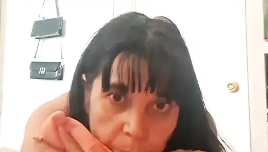 Mama auf allen Vieren, die darauf wartet, zu ficken