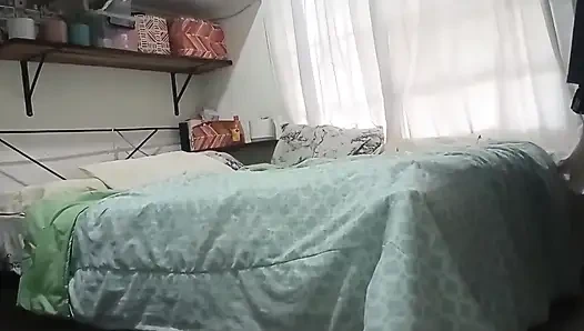 Cep telefonunu odama sakladım, çok ateşli ve onu izlemek için büyük bir götü var