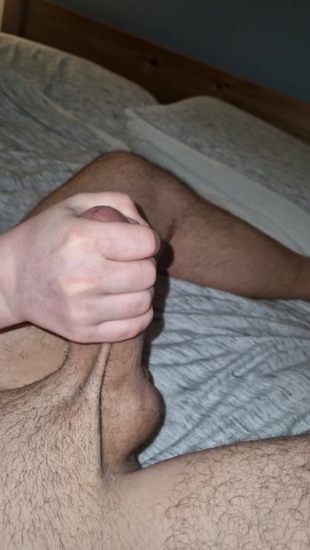 Esposa masturbando maridos polla dura mientras chatea en la cama
