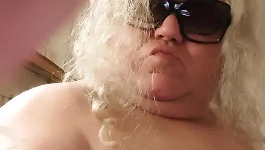 ŞIŞMAN GÖTLÜ TRAVESTI MUTFAKTA MASTÜRBASYON YAPıYOR