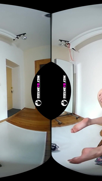 Kate Fresh Sexy Blonde Striptease 180vr