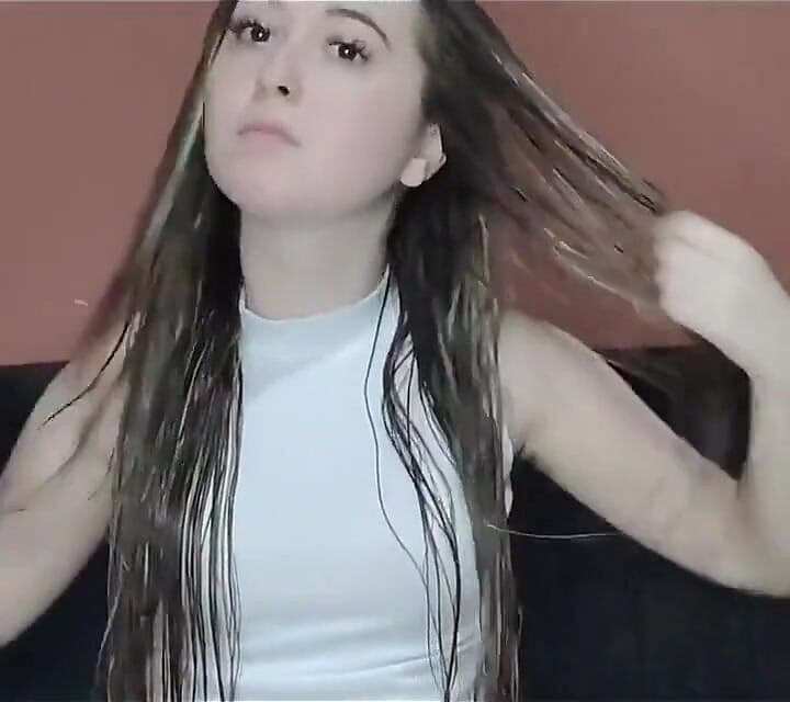 Sen benim kısa yaraklı erkek arkadaşımsın ve giyindiğimde beni rahatsız etmeye geldin