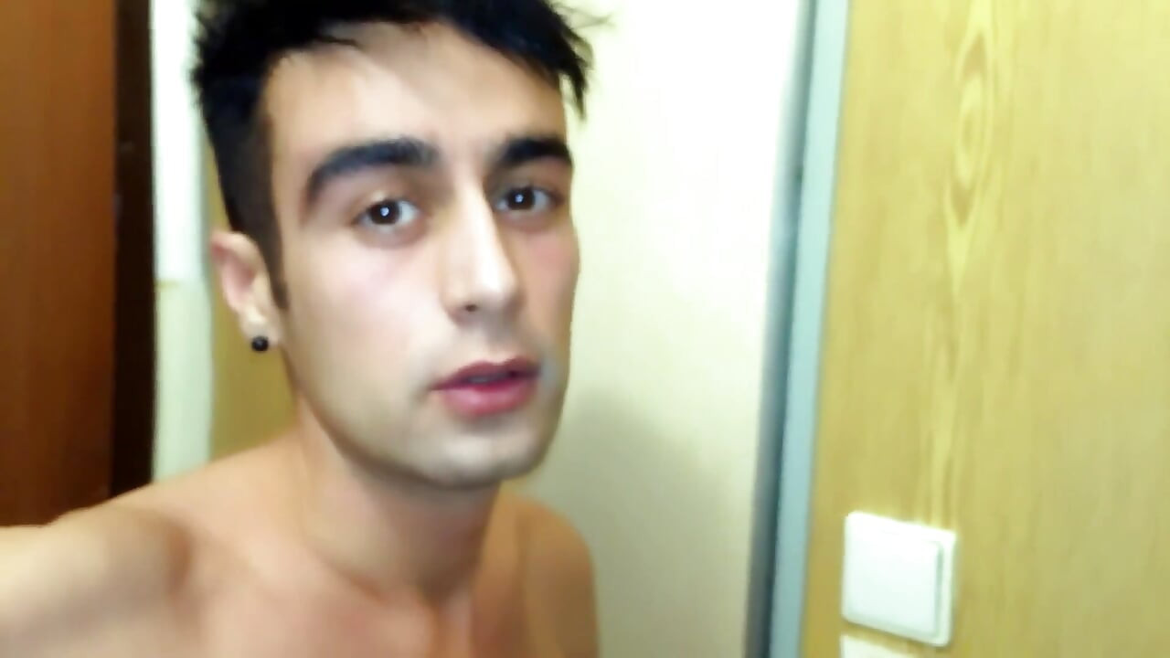 Colega mea sexy hetero are parte de ejaculare pe vestiarul lui la vestiar