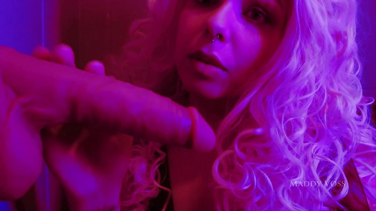 POV de cornudo: viendo a tu esposa chupar a un desconocido en un glory hole