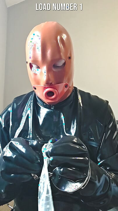 Îmbrăcată în latex ca să înghită 6 încărcături de spermă