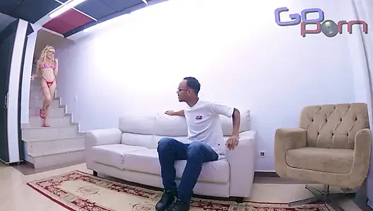 Шаловливая девушка всегда хотела дать это члену, дома никого не было, она сидела на гигантском члене