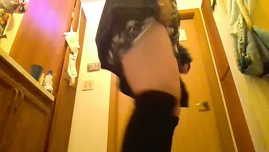 Menggoda dengan celana dalam cherry kamu bisa melihat gaun pendekku