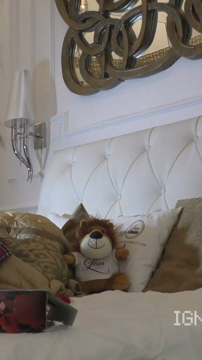 Spelen met een zachte lul om hem rechtop te maken: sexy en hete meid in netkousen speelt met haar speelgoed en negeert een penis in de kamer | Clip 1