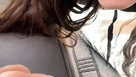 Ateşli genç kız 18+ esmer sikim bakış açısıyla daha fazla dayanamayacak kadar sert ıslak sakso çekiyor