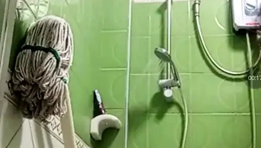Просто наблюдаю, как принимает ванну утром