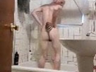 Băiat alb care face un duș
