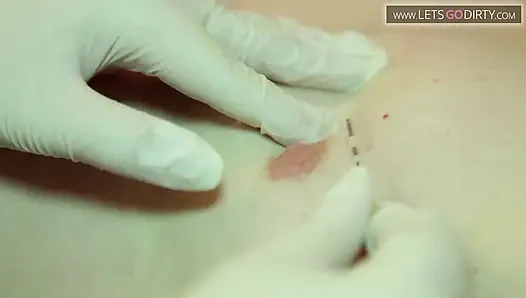 Ateşli adam küçük bir yarağa sahip olduğu için dikişle cezalandırılıyor