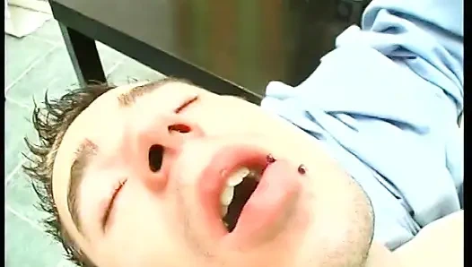Tante girang nakal rambut pirang suka banget ngentot pantat cowok berondong ini sambil nyepong kontol pria lain