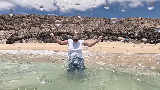 Mädchen Benetzt Jeans Im Meer Und Schwimmt Im Nassen Weißen T-shirt