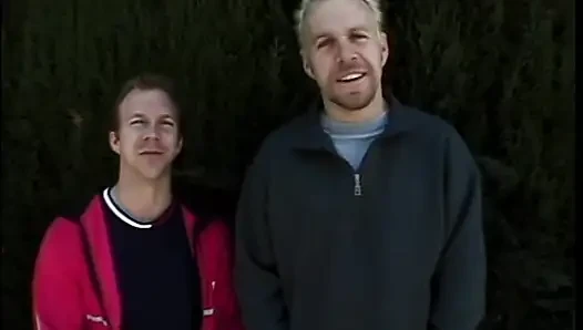 Sürtük esmer yarağı gırtlağına kadar alıyor ve döl yiyor