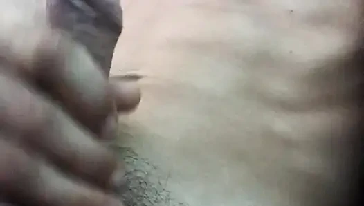 Bakış açısı büyük yarak boşalması yakın çekim arabada tek başına erkek mastürbasyonu