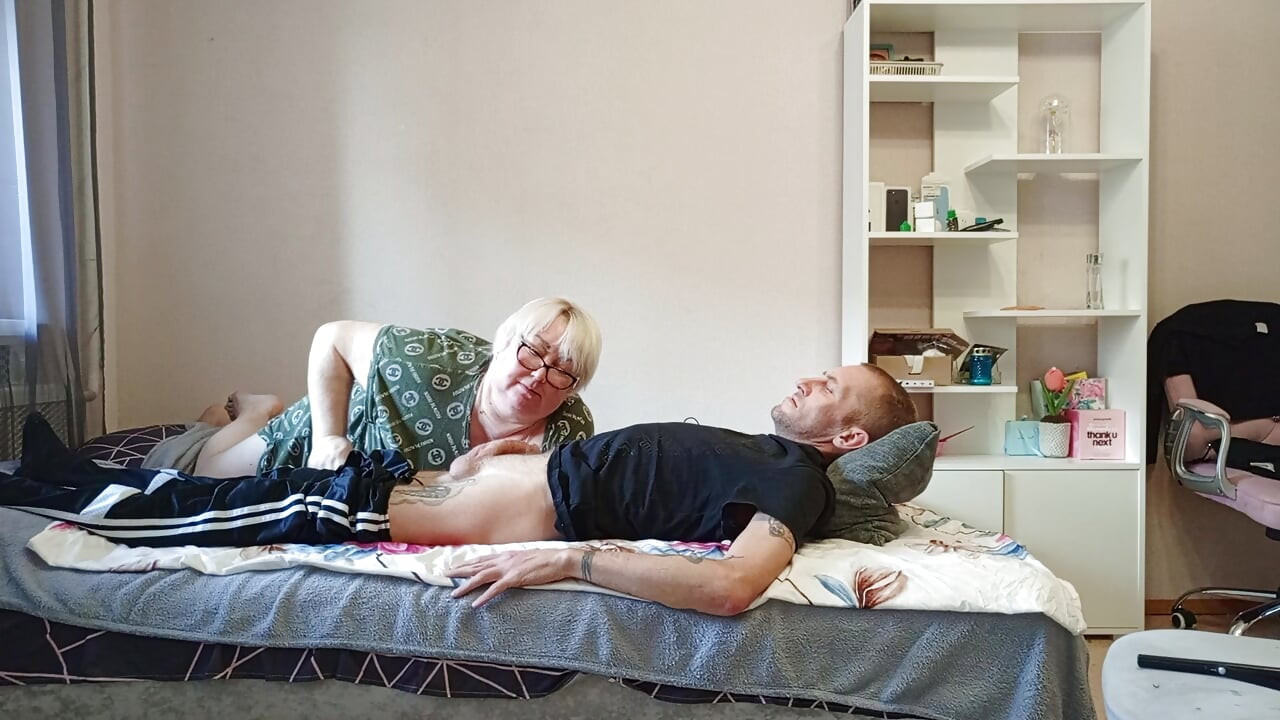 زوجة الأب تمتص كل قطرة أخيرة من نائب الرئيس