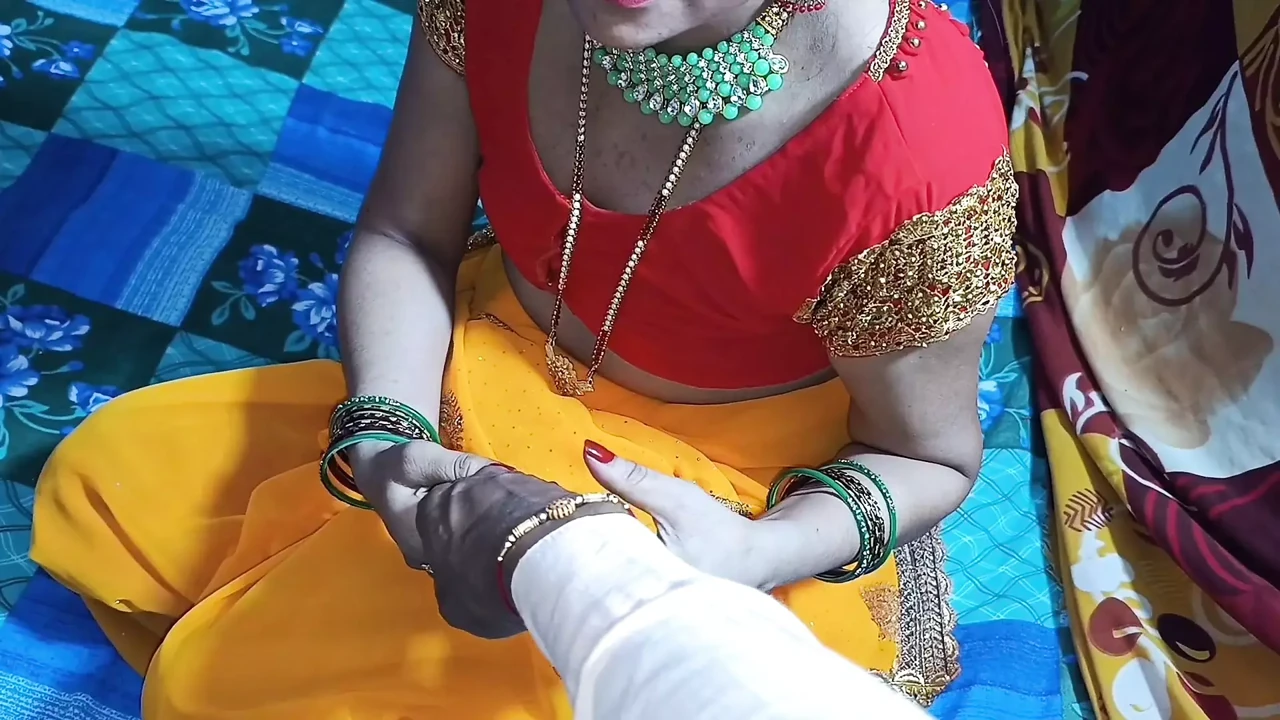 On Rakshabandhan, step sister tied Rakhi to step brother and got pussy fucked as gift