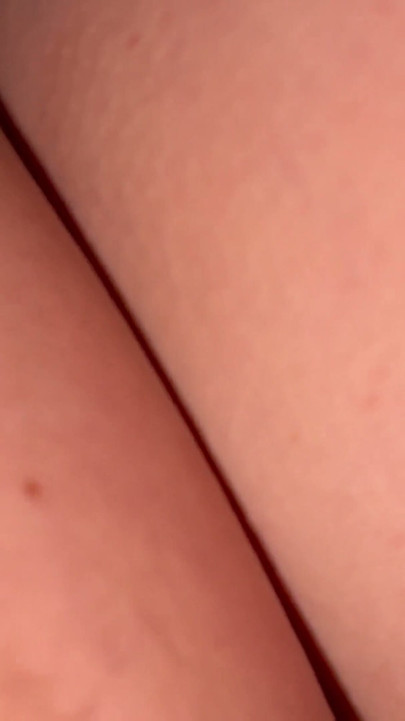 Før sengetid vil hun have en creampie i sin kusse | Klip 1