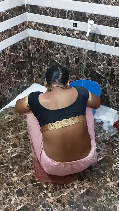 Desi seksi mahila baitroom vidiyo