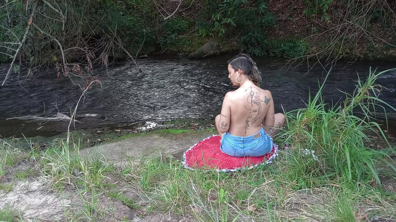 Întâlnirea cu un străin la o cascadă se termină cu sex în aer liber.