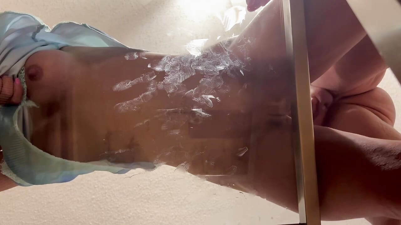 Haciendo un desastre en mi mesa de vidrio