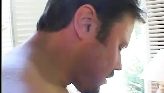Lesbische freundinnen teilen sich einen steifen schwanz
