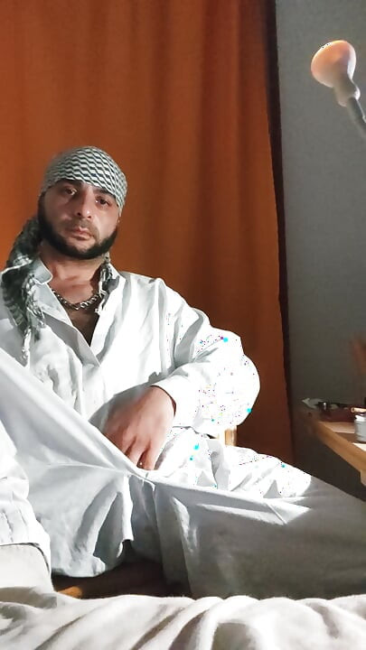 Dirtyjunkbro obučena u avganistansku odeću, prekrivene čarape piša i piša