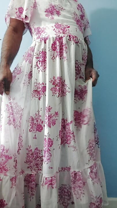 Estoy bailando mientras me masturbo con mi vestido de chiffon transparente de seda con flores rosas
