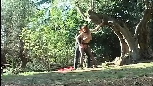 Kızıl saçlı sürtük anal seksi seviyor - dvd