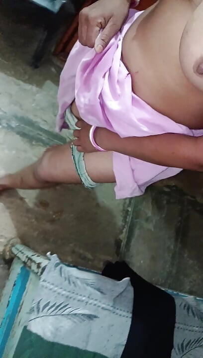 Sauteli bahan apne sagi sautele bhai ke samne Sadi pahankar utaar chut mein ungali dalkar apne sautele bhai se Gand marwane ki Chahat rakhti