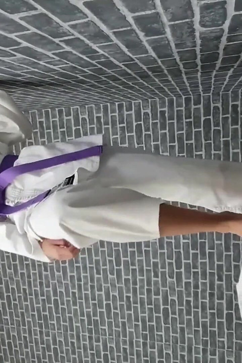 Karate dövüşü Amanda Nataly'ye karşı - model ayaklarla güç tekmeliyor