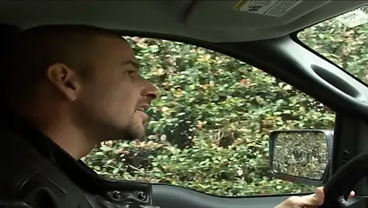 Жестко проникнутая щель Randy Youngster в розовой щели выглядит миниатюрной, полной спермы, лицо