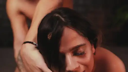 Bir modele bana eşlik edecek şekilde para veriyorum ve bütün gece sevişiyoruz