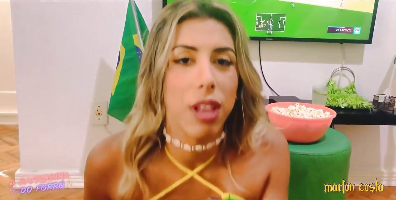 ワールドカップ2022:ブラジルサッカーの試合を見て、ピンクの穴を突き、大きな射精をしている