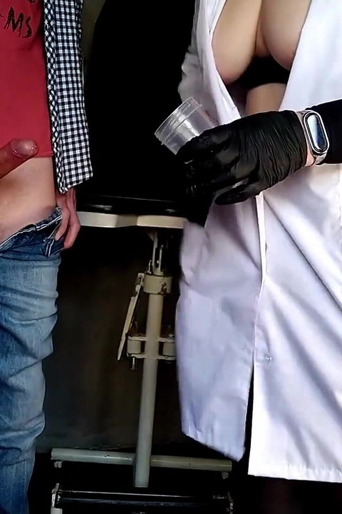 O moj Bože, moja zrela urologinja odlučila je provjeriti moj penis