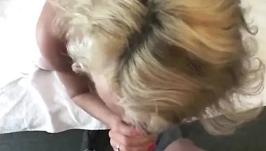 Wanita dewasa rambut pirang dientot habis-habisan sama kontol besar pria kulit hitam sampai mengerang keenakan