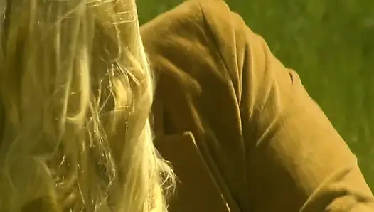 Blonde MILFs hungrig nach einer Typenszene 04 auf der Prairie Er fickt sehr gut