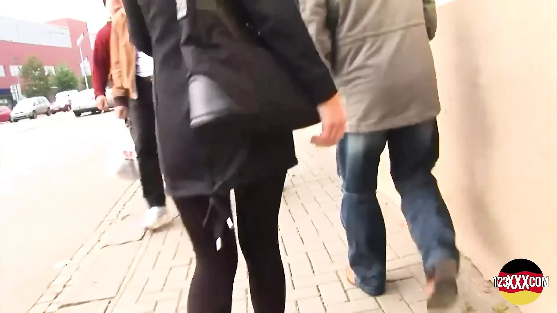 Geile blondine weiß, wie man einen großen schwanz nach einem casting befriedigt.