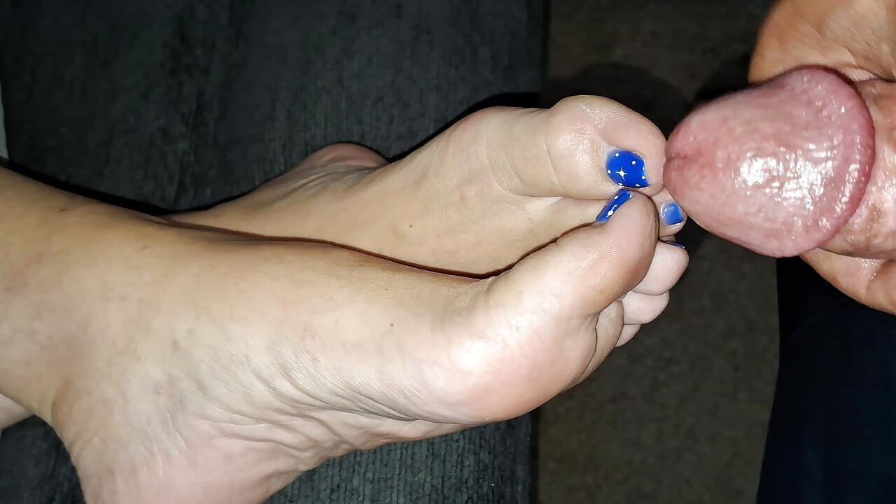 Acariciando meu pau peludo até eu atirar uma carga nos dedos fofos dela