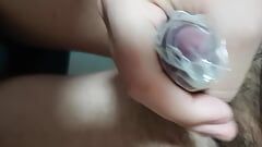 Băiat chinez ejaculează în prezervativ cu inel de pulă strâmt
