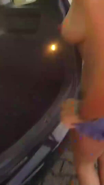 Kiefer-fallender moment von "Blonde MILF im VW-BUS GEBUMST"