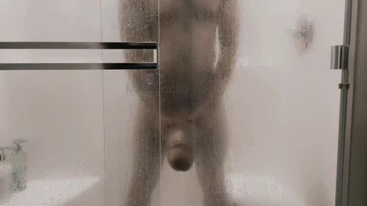 Je joue avec ma bite monstrueuse sous la douche