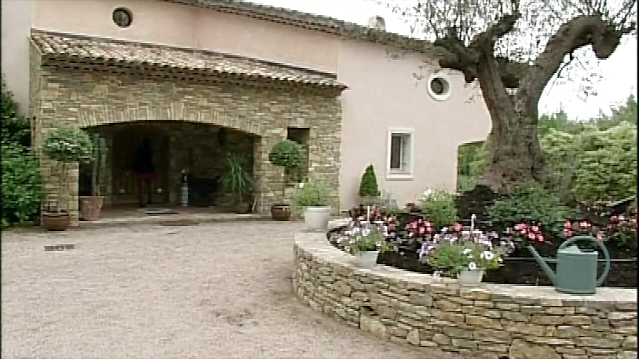 पत्नी के आने पर वह घर पर अपने प्रेमी को चोद रहा है