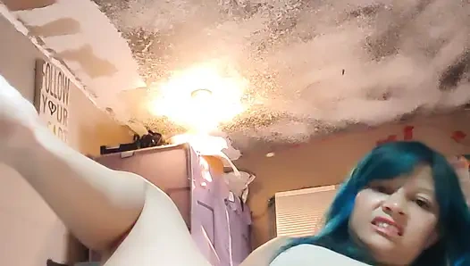 Неудовлетворенная жена Lusi думает о том, чтобы изменять своему