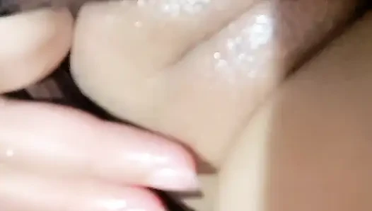 Xxx Hintli: Üvey kızımı sevdiğimde onun vajinasının ne kadar sevimli olduğunu görüyorum.