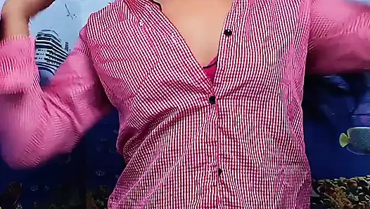 Gadis sekolah india yang hot lagi ganti seragam dan masturbasi. Video selfie desi India.