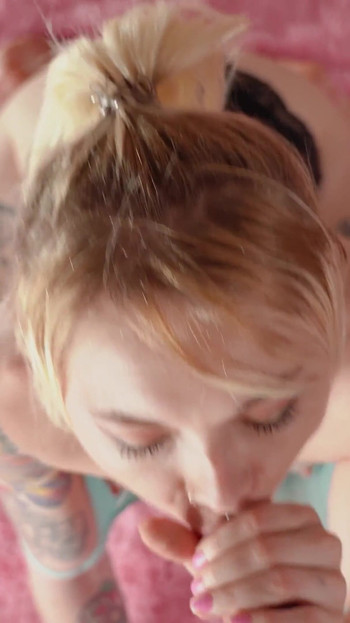 Slutty blonde wants to eat sweet cum and gives a blowjob. Karneli Bandi